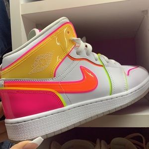 Air Jordan 1 mids edge glow